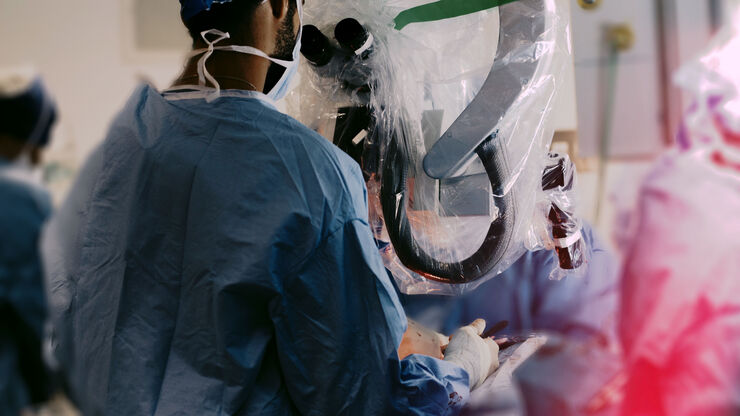 Onkologische Kiefer- und Gesichtschirurgie am Pariser Saint-Joseph-Krankenhaus mit Dr. Benichou. Das Leica M530 OHX Mikroskop wird von plastischen Chirurgen in einer bequemen Position im Stehen verwendet. 