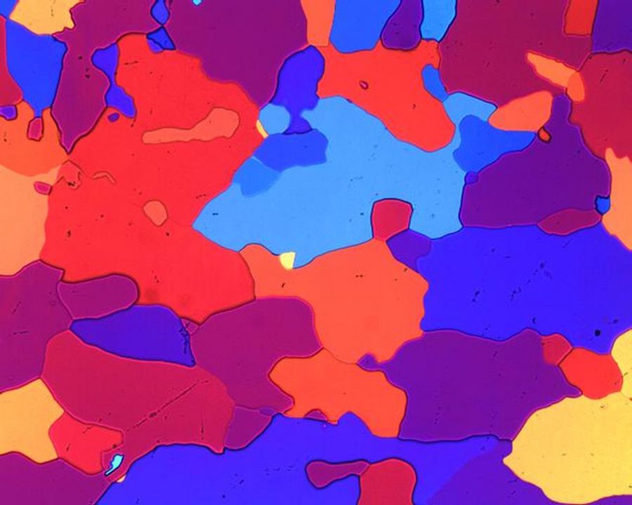 Fig. 6: Image of an aluminum (Al) alloy etched with Barker’s reagent taken with polarization microscopy. The etching enables the grains of the Al alloy to be revealed with polarized light.
