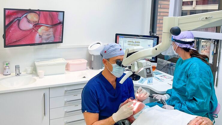 Dr. Blanc bei der Verwendung des M320 Dentalmikroskops mit Ultra-Low-Binokularen.