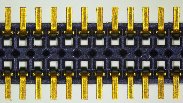 Componente elettronico. Immagine acquisita con la fotocamera per microscopia Flexacam.