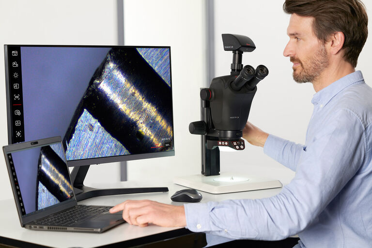 Utilizzando una fotocamera Flexacam e il software Enersight è possibile lavorare in modalità stand-alone o con un computer portatile. L'esempio precedente mostra la fotocamera Flexacam c5 installata su uno stereomicroscopio Ivesta 3.