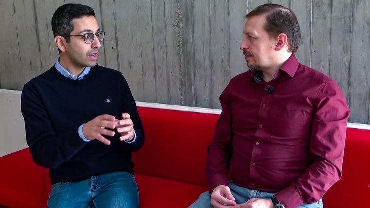 Dr. Nordmann in conversation with Dr. Falk Schlaudraff, Manager Product Management Uprights (widefield/compound) at Leica Microsystems.