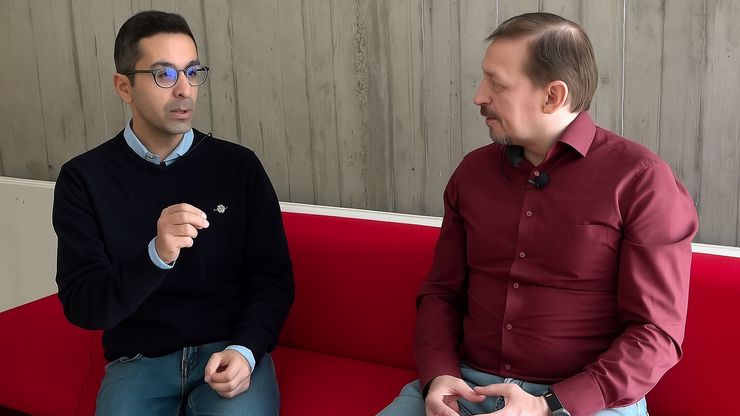 Dr. Nordmann in conversation with Dr. Falk Schlaudraff, Manager Product Management Uprights (widefield/compound) at Leica Microsystems Dr. Nordmann in conversation with Dr. Falk Schlaudraff, Manager Product Management Uprights (widefield/compound) at Leica Microsystems