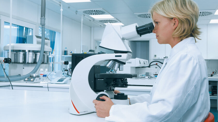 Operators can work with a comfortable posture when using ergonomically designed microscopes.