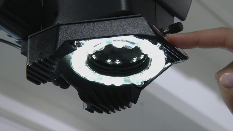 Accesible en todo momento: el panel de control del anillo de luz del Leica A60; Las lentes de enfoque del anillo de luz optimizan el brillo y la iluminación