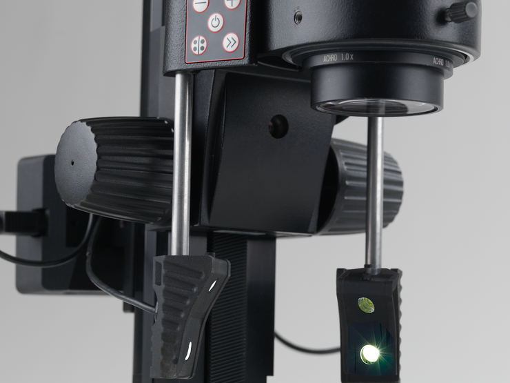 Four high-performance LED spotlights in two illuminator arcs