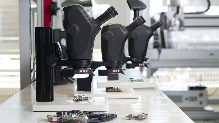 [Translate to japanese:] Stereo microscopes are often considered the workhorses of laboratories and production sites.