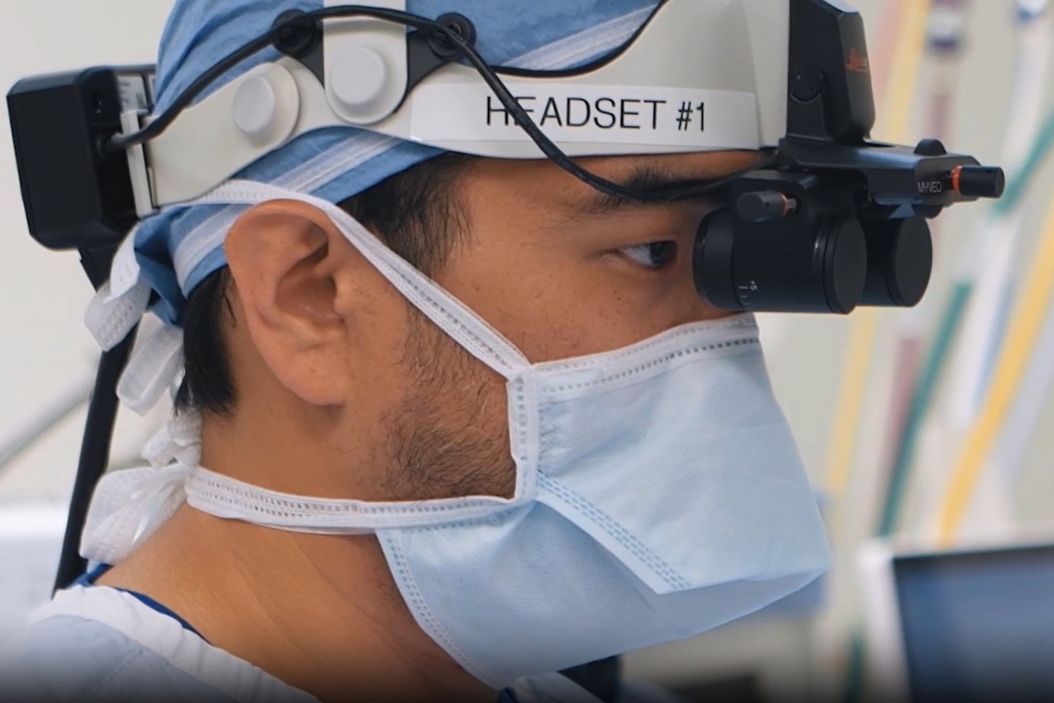 Dr. Andrew Huang, Baylor College of Medicine, in the operating room (OR) performing ear, nose and throat (ENT) surgery using the MyVeo surgical visualization headset. Dr. Andrew Huang, Baylor College of Medicine, in the operating room (OR) performing ear, nose and throat (ENT) surgery using the MyVeo surgical visualization headset. Dr_Andrew_Huang_using_MyVeo.jpg